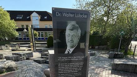 Blick auf den Gedenkstein für den ermordeten CDU-Politiker Walter Lübcke auf dem Dr.-Walter-Lübcke-Platz in Lohfelden (Symbolbild)