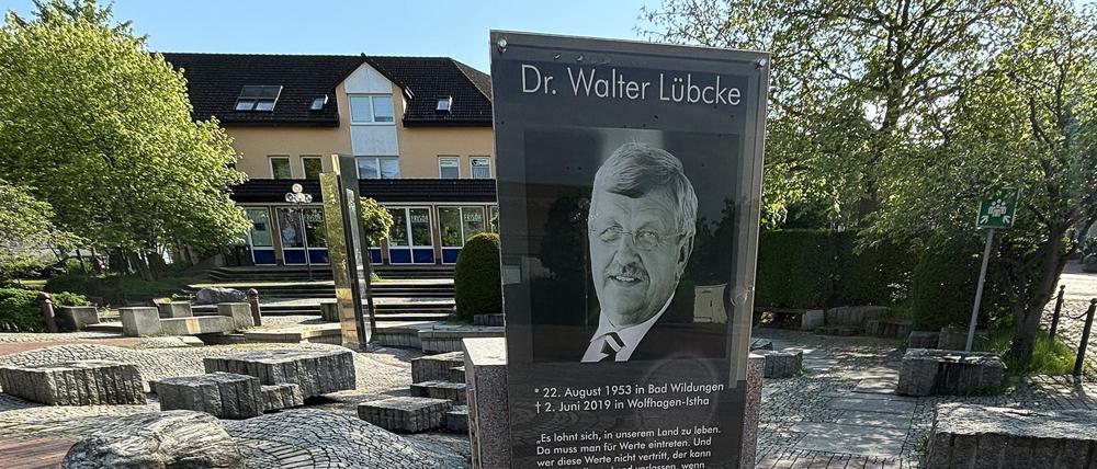 Blick auf den Gedenkstein für den ermordeten CDU-Politiker Walter Lübcke auf dem Dr.-Walter-Lübcke-Platz in Lohfelden (Symbolbild)
