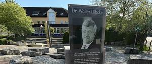 Blick auf den Gedenkstein für den ermordeten CDU-Politiker Walter Lübcke auf dem Dr.-Walter-Lübcke-Platz in Lohfelden (Symbolbild)