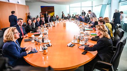 Blick über das versammelte Bundeskabinett am Kabinettstisch. 