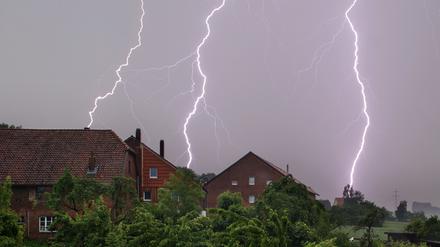 Heftige Gewitter mit Starkregen, Sturmböen und Hagel ziehen über Deutschland hinweg. (Symbolbild)