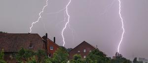 Heftige Gewitter mit Starkregen, Sturmböen und Hagel ziehen über Deutschland hinweg. (Symbolbild)
