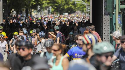 Mit dem Rad über die Stadtautobahn, Zehntausende Radfahrerinnen und Radfahrer strömten aus dem Berliner Umland und der Stadt zusammen, um gemeinsam über 2.000 Kilometer auf 20 verschiedenen Routen zu bewältigen. Höhepunkt war die Fahrt durch die Berliner Innenstadt, inklusive der gesperrten Stadtautobahn und der Avus. (Archivbild)