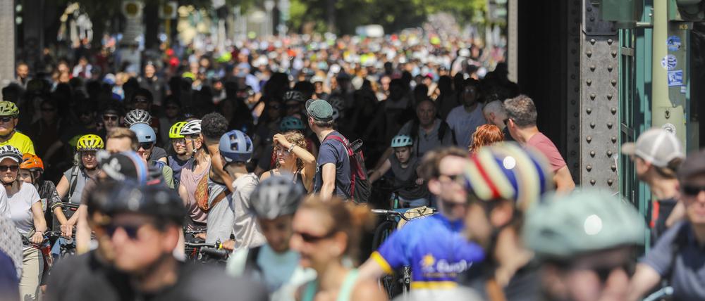 Mit dem Rad über die Stadtautobahn, Zehntausende Radfahrerinnen und Radfahrer strömten aus dem Berliner Umland und der Stadt zusammen, um gemeinsam über 2.000 Kilometer auf 20 verschiedenen Routen zu bewältigen. Höhepunkt war die Fahrt durch die Berliner Innenstadt, inklusive der gesperrten Stadtautobahn und der Avus. (Archivbild)