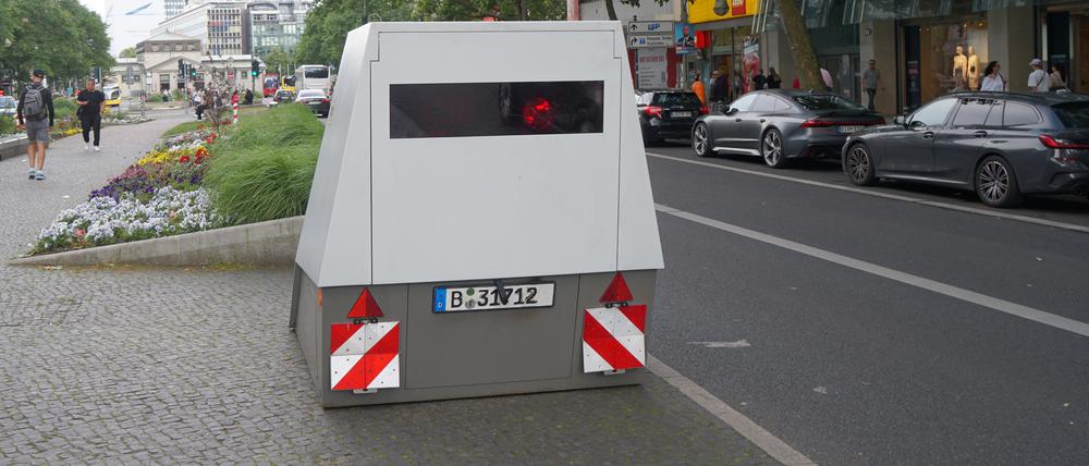 In der Tauentzienstraße in Berlin-Schöneberg hat die Polizei nach dem jüngsten tödlichen Unfall einen mobilen Tempo-Blitzer aufgestellt.