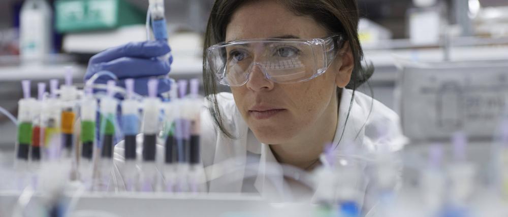 Eine Wissenschaftlerin im Labor.