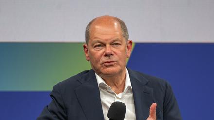 Bundeskanzler Olaf Scholz (SPD) beantwortet beim Ostdeutschen Wirtschaftsforum im Theater am See die Fragen der Teilnehmer.
