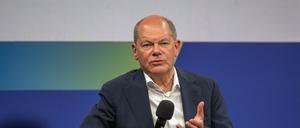 Bundeskanzler Olaf Scholz (SPD) beantwortet beim Ostdeutschen Wirtschaftsforum im Theater am See die Fragen der Teilnehmer.