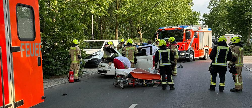 Die Frau musste nach dem Unfall in Berlin-Steglitz direkt ins Krankenhaus.