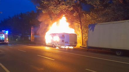 Im Bereich der Wetzlarer Straße in Potsdam hat ein Wohnwagen gebrannt.