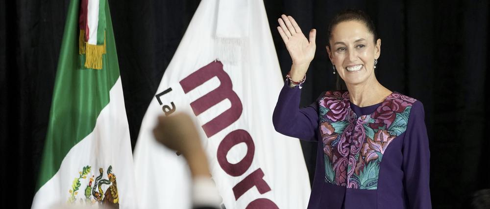 Die Präsidentschaftskandidatin der Regierungspartei, Claudia Sheinbaum, winkt, als sie nach Schließung der Wahllokale während der Parlamentswahlen zu ihren Anhängern spricht.