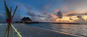 Sonnenuntergang am Strand von Bandos, einer privaten Insel nahe Male, dem Zentrum der Malediven.  