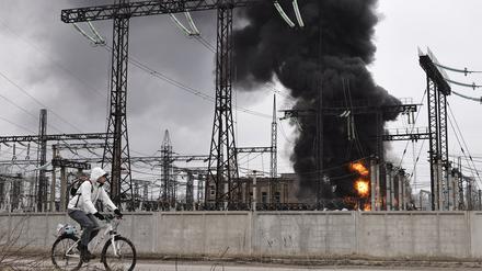 Ein Großteil der ukrainischen Energie-Infrastruktur fällt durch die russischen Angriffe mittlerweile aus.
