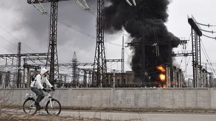 Ein Mann radelt im April 2024 nach einem russischen Angriff an einem Elektrizitätswerk vorbei.