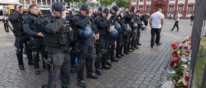 Minuten nach dem Bekanntwerden seines Todes trauern Polizisten auf dem Marktplatz in Mannheim um ihren getöteten Kollegen.