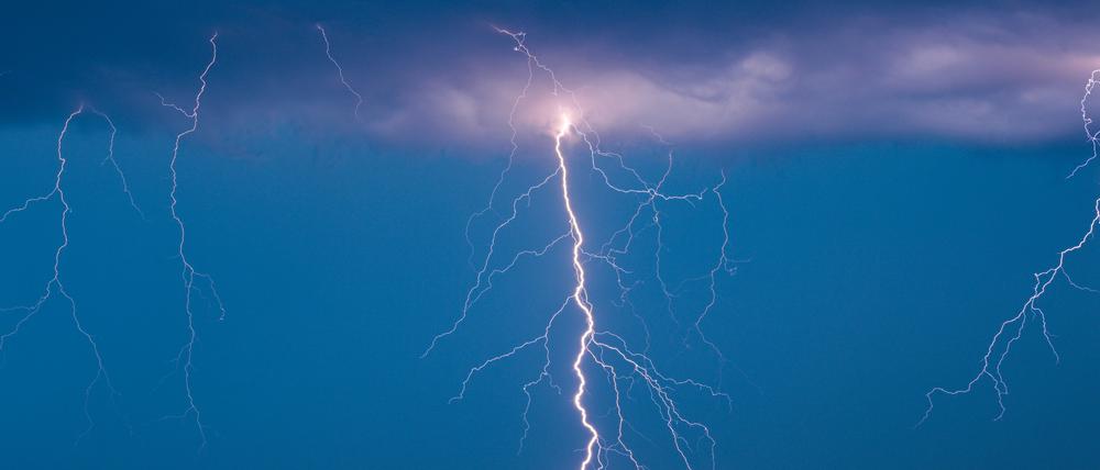 Brandenburg, Petersdorf: Blitze eines Gewitters leuchten am Abendhimmel.