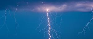 Brandenburg, Petersdorf: Blitze eines Gewitters leuchten am Abendhimmel.