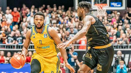 Sterling Brown (links) braucht mit Alba am Dienstag unbedingt einen Sieg gegen die Niners Chemnitz (rechts Jeff Garrett).