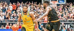Sterling Brown (links) braucht mit Alba am Dienstag unbedingt einen Sieg gegen die Niners Chemnitz (rechts Jeff Garrett).