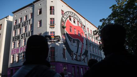 Unterstützer stehen vor dem Gebäude des alternativen Hausprojekts „Scharni 38“ in der Scharnweberstraße 38 in Berlin-Friedrichshain.