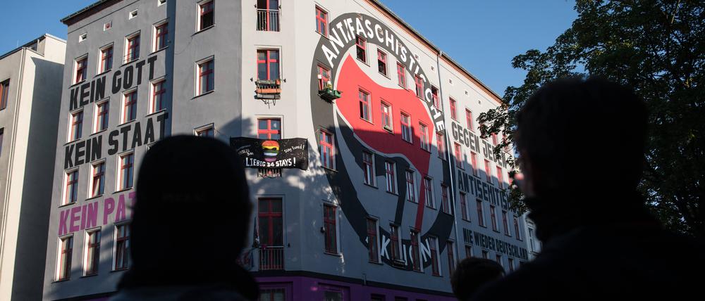 Unterstützer stehen vor dem Gebäude des alternativen Hausprojekts „Scharni 38“ in der Scharnweberstraße 38 in Berlin-Friedrichshain.