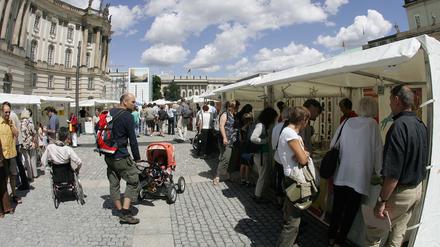 Rund 100 Buchhandlungen und Verlage und Autoren sind am Bücherfest auf dem Bebelplatz beteiligt.