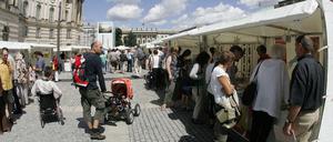 Rund 100 Buchhandlungen und Verlage und Autoren sind am Bücherfest auf dem Bebelplatz beteiligt.