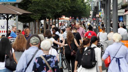 Menschen gehen in der Wilmersdorfer Straße in Berlin einkaufen.