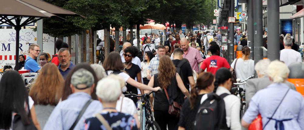 Menschen gehen in der Wilmersdorfer Straße in Berlin einkaufen.
