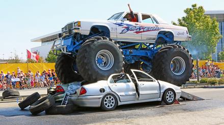 Im Rahmen einer Deutschland-Tournee ist das Stunt-Event Dynamit auf Rädern derzeit unterwegs und war am Wochenende mit einer Stunt-, Feuer- und Monster Truck Show in Potsdam zu Gast.