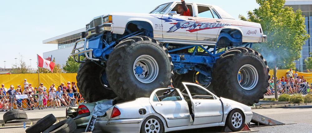 Im Rahmen einer Deutschland-Tournee ist das Stunt-Event Dynamit auf Rädern derzeit unterwegs und war am Wochenende mit einer Stunt-, Feuer- und Monster Truck Show in Potsdam zu Gast.
