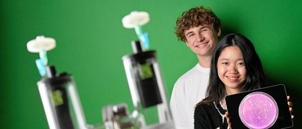 Holten den Bundessieg in Biologie: Tina Thao-Nhi Schatz und Anthony Eliot Stryker vom Berliner Herder-Gymnasium.
