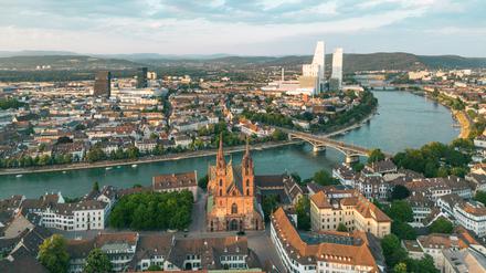 Bestes Basel-Panorama mit Münster, Rhein und den Kleinbasler Rochetürmen.