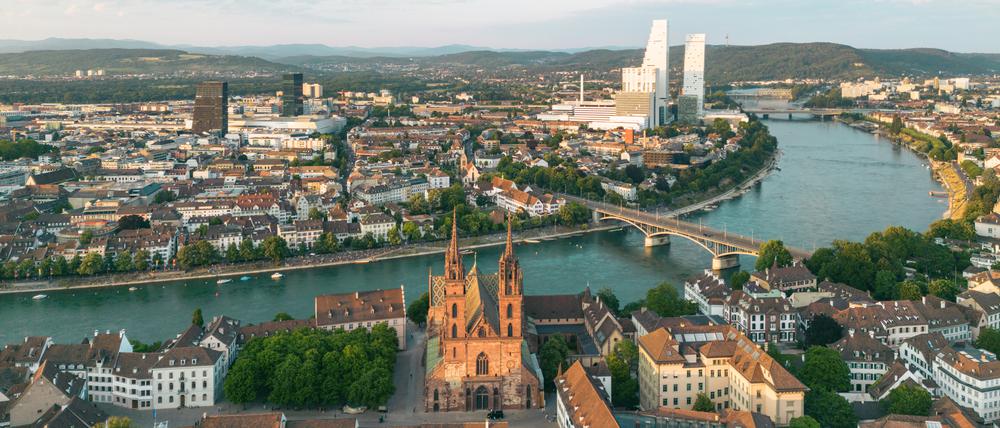 Bestes Basel-Panorama mit Münster, Rhein und den Kleinbasler Rochetürmen.