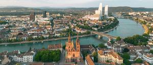 Bestes Basel-Panorama mit Münster, Rhein und den Kleinbasler Rochetürmen.
