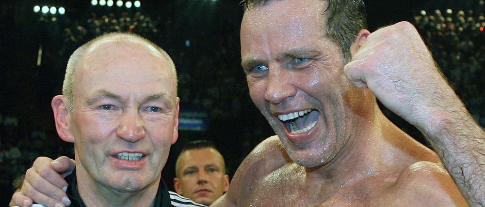 Boxer und Trainer: Ein jubelnder Henry Maske mit Manfred Wolke (links) nach dem Sieg im WM-Kampf gegen Virgil Hill im Jahr 2007.  