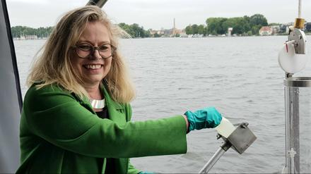 Umweltsenatorin Ute Bonde (CDU) nimmt eine Wasserprobe auf dem Großen Müggelsee.