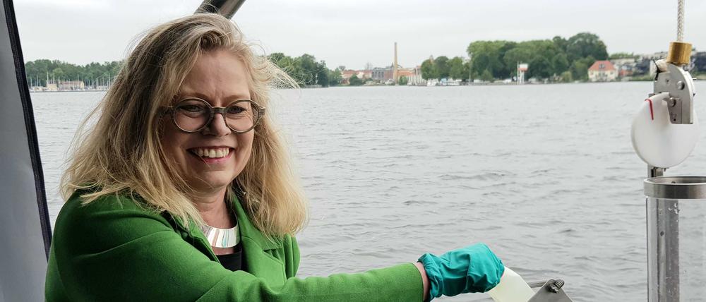 Umweltsenatorin Ute Bonde (CDU) nimmt eine Wasserprobe auf dem Großen Müggelsee.