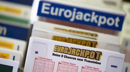 ARCHIV - 20.05.2022, Nordrhein-Westfalen, Köln: Lottoscheine mit der Aufschrift «Euro Jackpot» liegen in einer Lotto-Annahmestelle. (zu dpa "118 Millionen Euro im Eurojackpot - Lottorekordgewinn möglich") Foto: Thomas Banneyer/dpa +++ dpa-Bildfunk +++