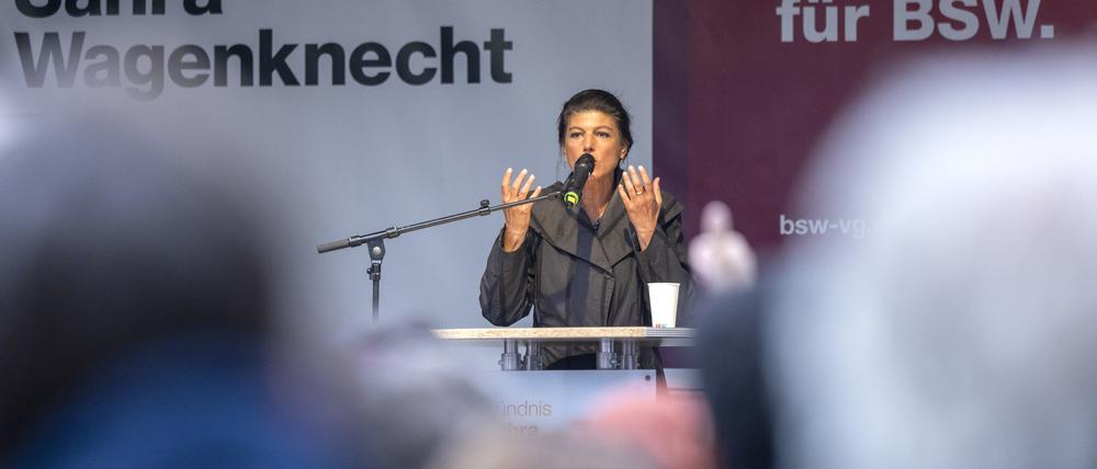 Sahra Wagenknecht spricht bei einer Wahlkampfveranstaltung vom Bündnis Sahra Wagenknecht (BSW) zur Europawahl auf dem Chlodwigplatz.