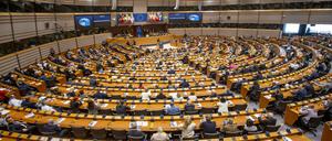 Die Abgeordneten des Europa-Parlaments sind im Plenarsaal zu einer Sitzung zusammengekommen.