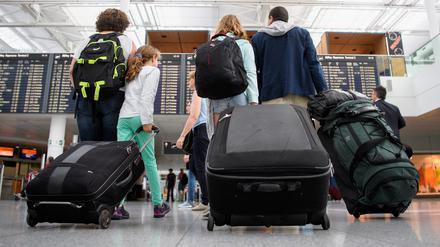 Urlauber am Flughafen: FTI, der drittgrößte deutsche Reiseveranstalter, muss Insolvenz anmelden.