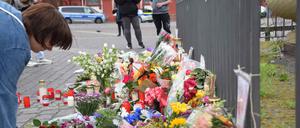 Blumen und Kerzen am Tatort in Mannheim. Ein Afghane hatte in der Innenstadt fünf Männer verletzt und einen Polizisten getötet.