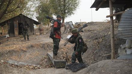 Mitglieder der Karen National Liberation Army und der People’s Defense Force sammeln Waffen ein, nachdem sie einen Außenposten der Armee im südlichen Teil der Stadt Myawaddy erobert haben. 