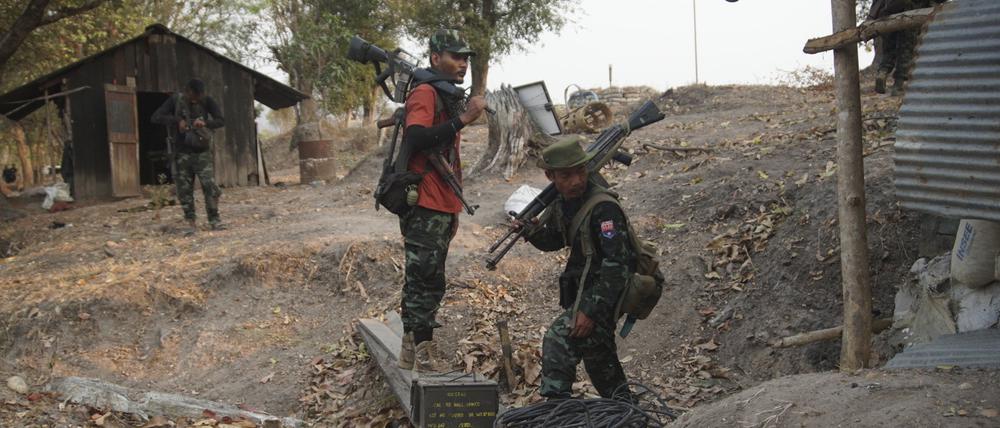 Mitglieder der Karen National Liberation Army und der People’s Defense Force sammeln Waffen ein, nachdem sie einen Außenposten der Armee im südlichen Teil der Stadt Myawaddy erobert haben. 