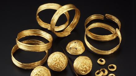 Goldschmuck aus einem Grabhügel bei Ditzingen-Schöckingen in Baden-Württemberg. 