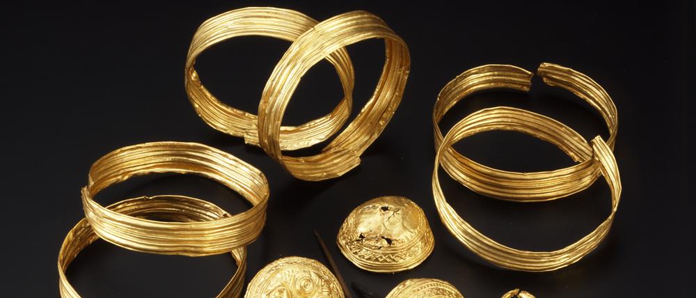 Goldschmuck aus einem Grabhügel bei Ditzingen-Schöckingen in Baden-Württemberg.