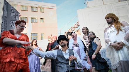 Gefährdet in der Existenz. Das Gefängnistheater Aufbruch spielt die „Dreigroschenoper“ von Brecht und Weill in der JVA Tegel.
