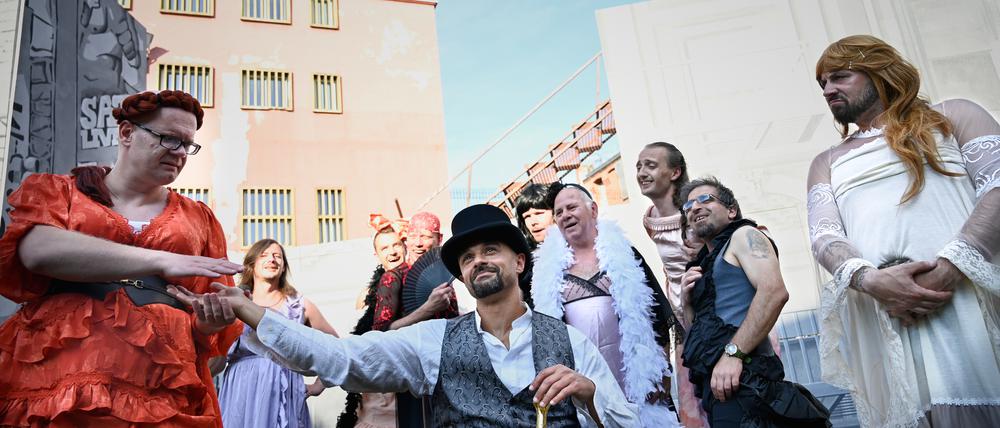 Gefährdet in der Existenz. Das Gefängnistheater Aufbruch spielt die „Dreigroschenoper“ von Brecht und Weill in der JVA Tegel.