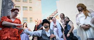 Gefährdet in der Existenz. Das Gefängnistheater Aufbruch spielt die „Dreigroschenoper“ von Brecht und Weill in der JVA Tegel.